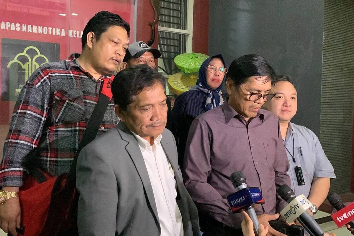 Tim Kuasa Hukum terpidana kasus pembunuhan Vina Cirebon, saat diwawancarai di usai pemeriksaan oleh penyidik Mabes Polri di Lapas Narkotika kelas II A Bandung, Selasa (6/8/2024)