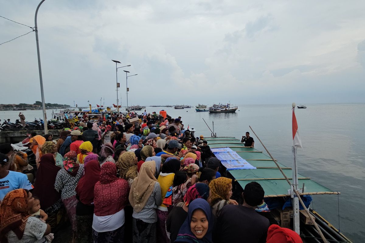 Warga Gili Ketapang berebut air kemasan saat mendapat bantuan air bersih pada Selasa (3/12/2024).