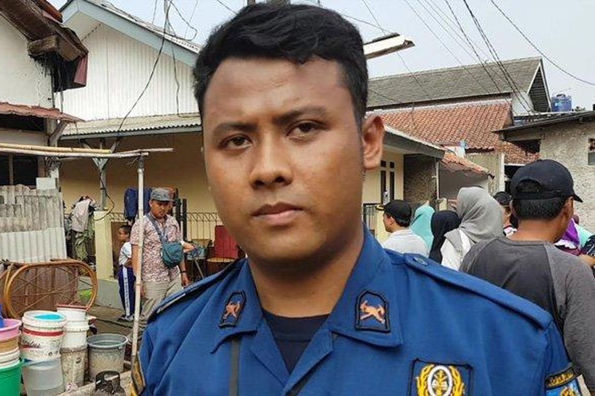 Harbi, pemadam kebakaran Depok saat berusaha memadamkan api yang melalap rumah orangtuanya, Rabu (2/10/2019).