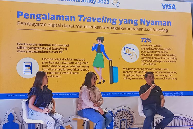 Direktur Visa Indonesia, Riko Abdurrahman (paling kanan) dalam acara Contactless Talk: Travelling Pascapandemi, Emang Boleh Se fleksibel itu?, di Jakarta Selatan, Senin (18/12/2023).