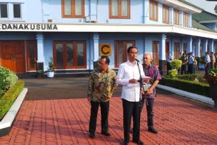 Presiden Joko Widodo mengumumkan pembentukan panitia seleksi Komisi Pemberantasan Korupsi di Bandara Halim Perdanakusuma Jakarta, Kamis (21/5/2015).