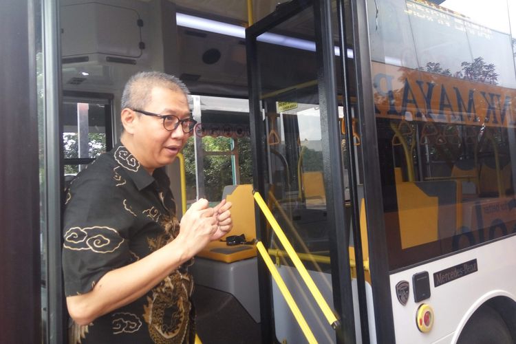 Direktur Utama PT Transjakarta, Budi Kaliwono saat mencoba bus low entry berbahan alumunium di Kudus, Jawa Tengah, Selasa (13/2/2018).
