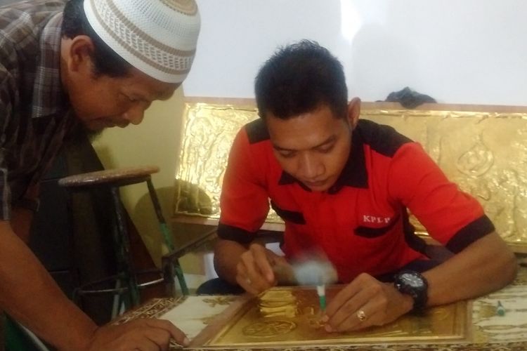 Narapidana terorisme Poso, Ibnu Kholdun (40) nampak mengawasi narapidana umum yang diajarkan seni kaligrafi kuningan di Lapas Kelas I Madiun, Kamis ( 30/3/2017) .