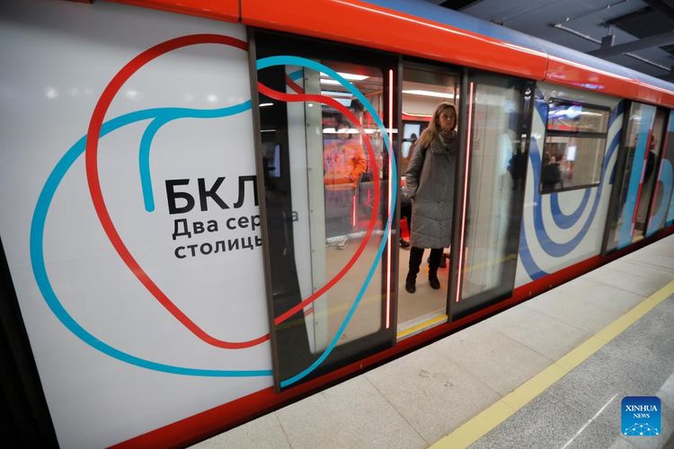 Logo Big Circle Line terlihat di sebuah kereta api di Moskow, Rusia, pada 1 Maret 2023. Moskow pada Rabu membuka Big Circle Line (BCL) sepanjang 70 km, jalur kereta bawah tanah terpanjang di dunia.