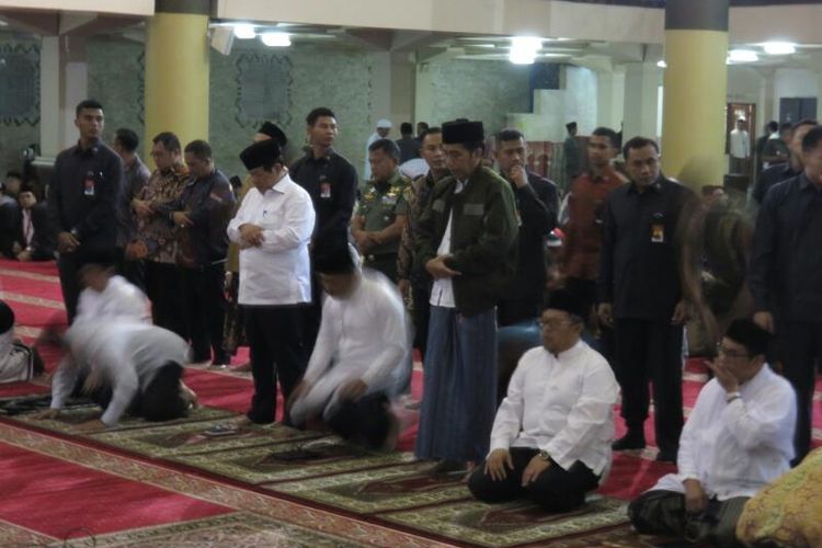 Presiden Joko Widodo dan Wali Kota Bandung Ridwan Kamil bersama jamaah lain saat menunaikan ibadah shalat subuh di Masjid Raya Bandung, Kamis (13/4/2017).