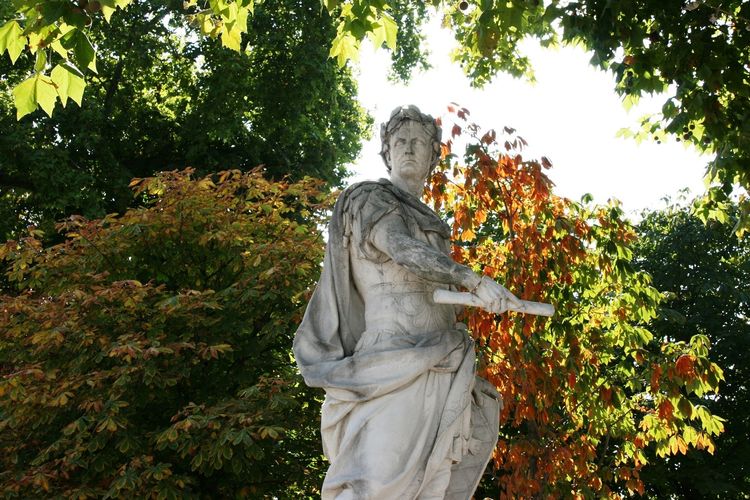 Ilustrasi taman - Patung Julius Caesar yang terdapat di taman Tuileries di depan Museum Louvre, Perancis.