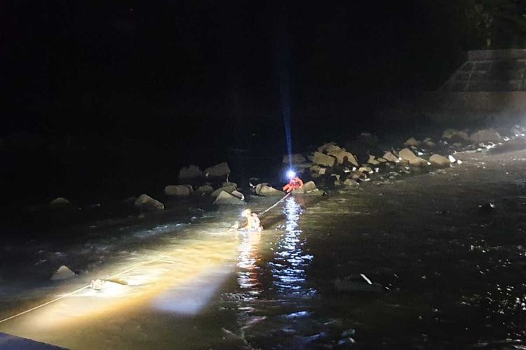 Foto : Cari Ikan Tengah Malam di Sungai Progo, Remaja 15 Tahun Hilang  Terseret Arus