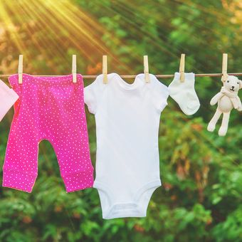Ilustrasi mencuci pakaian bayi.