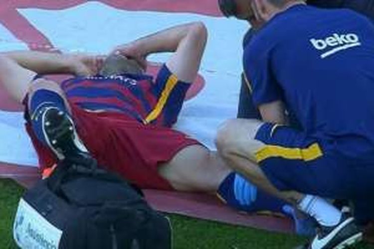 Bek Barcelona, Javier Mascherano, meringis kesakitan di pinggir lapangan pada laga Granada vs Barcelona, Sabtu (14/5/2016).