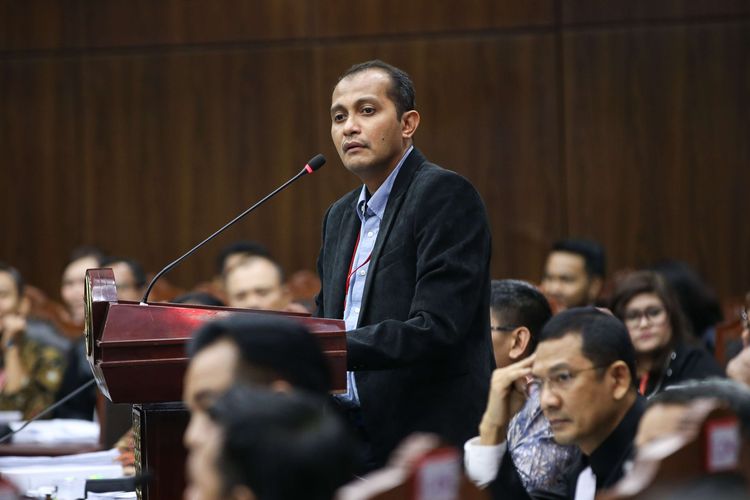 Saksi ahli tim kuasa hukum pasangan capres-cawapres nomor urut 01 Joko Widodo-Maruf Amin, Edward Omar Sharif Hiariej saat sidang lanjutan sengketa pilpres 2019 di Mahkamah Konstitusi, Jakarta, Jumat (21/6/2019). Sidang tersebut beragendakan mendengar keterangan saksi dan ahli dari pihak terkait yakni paslon nomor urut 01 Joko Widodo - Maruf Amin.