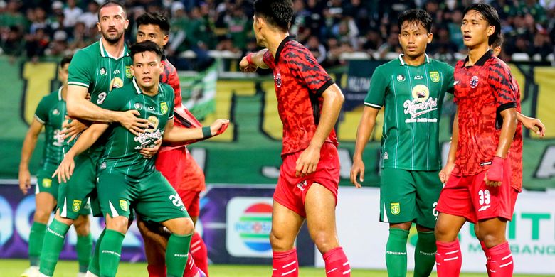 Pemain Persebaya Surabaya Dusan Stevanovic, Wildan Ramdhani dan Kadek Raditya dijaga ketat Persija Jakarta saat pertandingan ujicoba dalam rangka hari jadi klub ke-96 tahun yang berakhir dengan skor 2-2 di Stadion Gelora Bung Tomo (SGBT) Surabaya, Minggu (18/6/2023) sore.