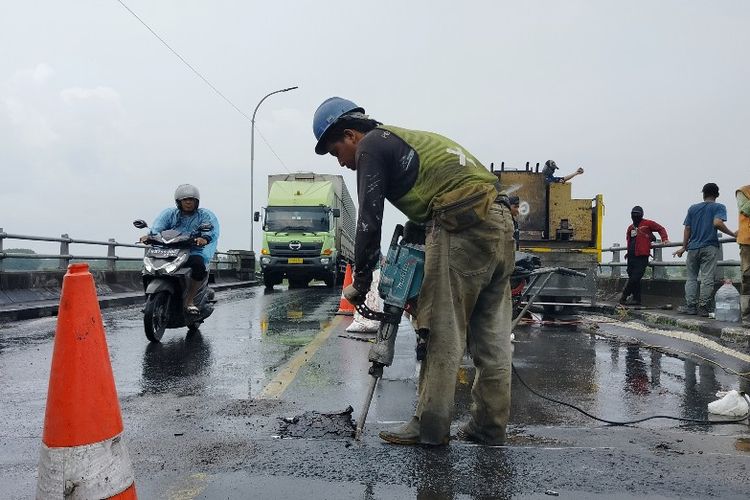 Pekerja mulai melakukan perbaikan jembatan di Jalingkut Tegal-Brebes Jawa Tengah agar lebih kuat dilalui pemudik jelang arus mudik, Senin (10/4/2023)