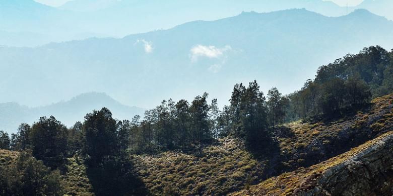 Pemandangan dari puncak Gunung Kelimutu.