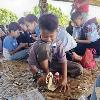 Salah satu peserta workshop di Desa Utak Atik di Desa Serangan, Bali, pada Sabtu (6/12/2025). Desa Utak Atik digagas oleh CAST Foundation, Fab Lab Bali, dan Meaningful Design Group.