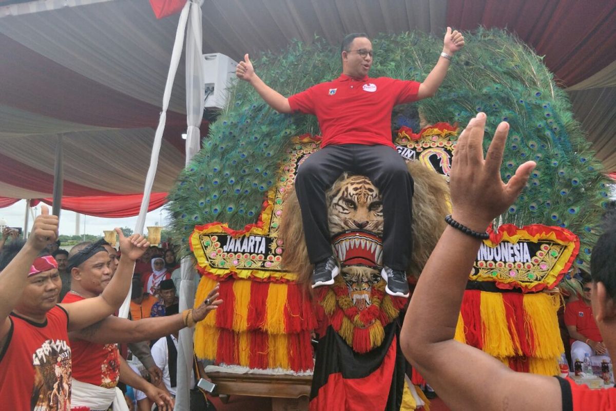 Gubernur DKI Jakarta Anies Baswedan naik reog di Monas, Minggu (26/11/2017). 