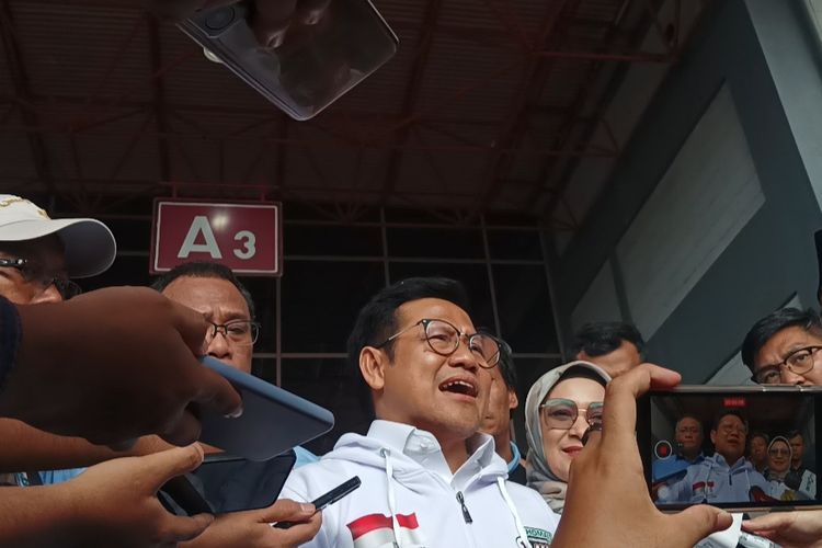 Cawapres nomor urut 1, Muhaimin Iskandar (Cak Imin) memberikan keterangan di JiExpo Kemayoran, Jakarta Pusat, Senin (29/1/2024). 