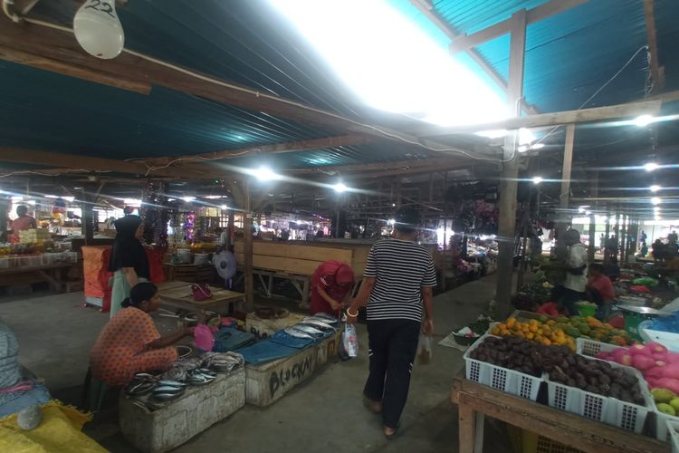 Pasar Wuring yang berlokasi di Jalan Bengkunis, Kelurahan Wolomarang, Kecamatan Alok, Kabupaten Sikka, Nusa Tenggara Timur (NTT).
