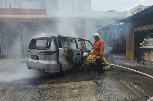 Mobil Terbakar di Kawasan Ceger, Berawal dari Mesin yang Meledak