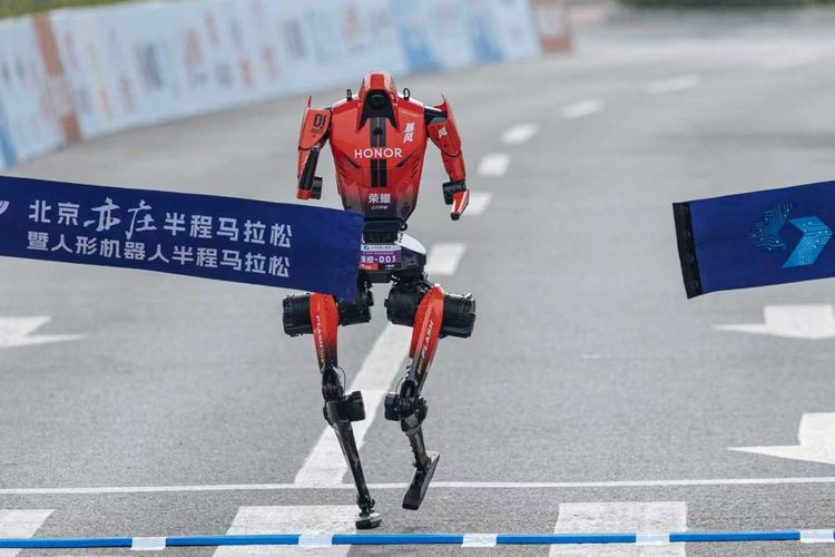Robot humanoid Lighting buatan vendor smartphone Honor memenangkan kompetisi lari half-marathon di Beijing