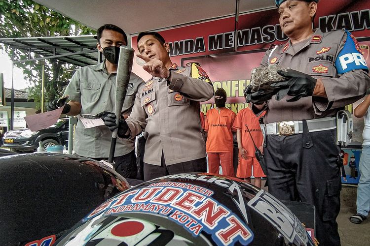 5 anggota geng motor pelaku pembunuhan pemuda saat gelar perkara di Mapolres Cimahi, Kamis (16/2/2023).