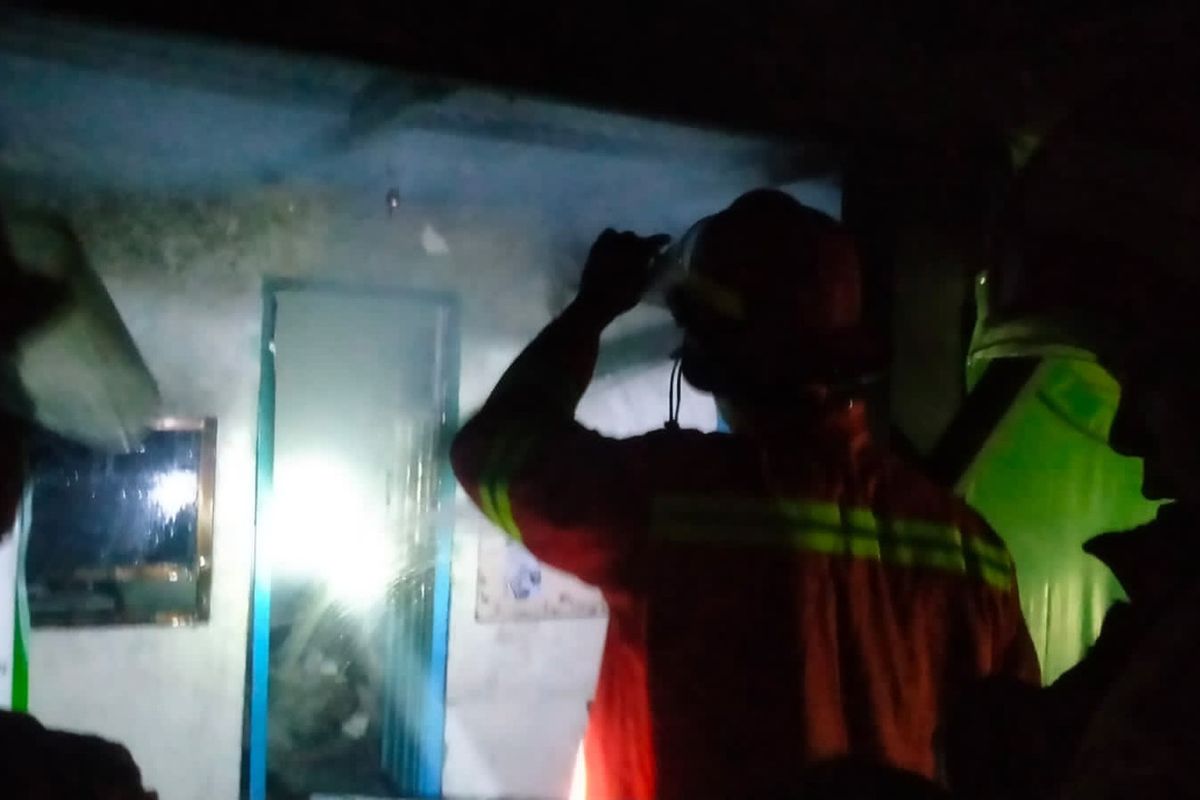 Kondisi klinik rawat inap Al Mubarok yang berada di Desa Lebaniwaras, Kecamatan Wringinanom, Gresik, Jawa Timur, usai api yang membakar ruang pendaftaran pasien berhasil dipadamkan, Jumat (17/2/2023).