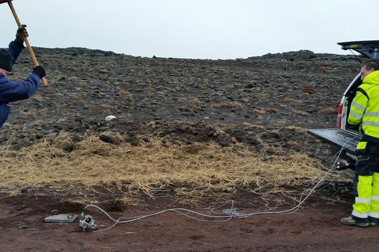 Peneliti GFZ sedang menguji coba reaksi kabel optik dan seismometer di salah satu wilayah Eslandia