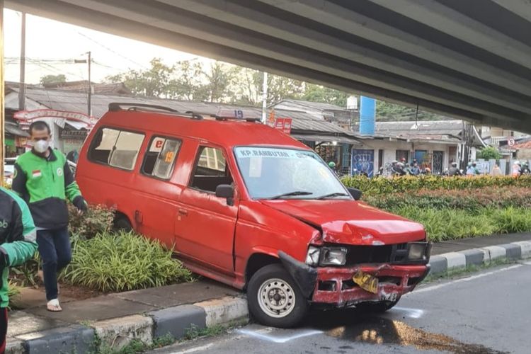 Penampakan angkot yang menabrak Pos Lantas Jagakarsa, Jakarta Selatan, Senin (4/3/2024).