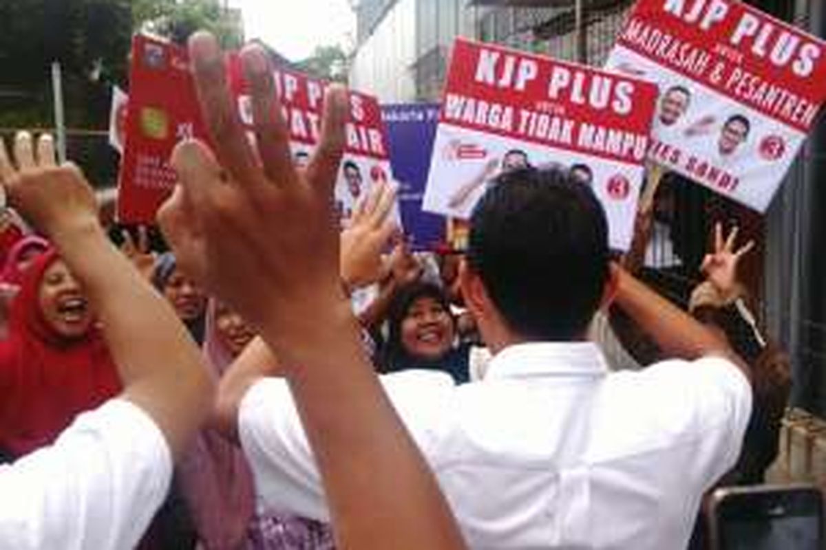 Calon wakil gubernur DKI Sandiaga Uno berkampanye di RW 01 Kelurahan Dukuh, Kecamatan Kramatjati, Jakarta Timur. Tiba di lokasi, Sandiaga disambut marawis dan musik. Kamis (24/11/2016)