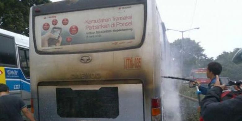 Ilustrasi Bus Transjakarta terbakar di Rawamangun, Jakarta Timur.