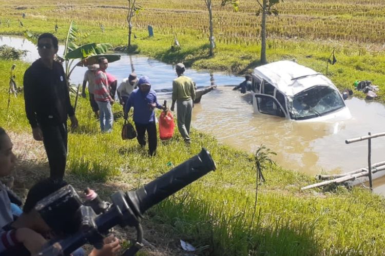 Kondisi mobil siaga desa milik Desa Mulyorejo, Kecamatan Balen, Kabupaten Bojonegoro, mengalami kecelakaan tunggal hingga terjebur ke sungai yang mengakibatkan 8 penumpang harus dilarikan ke rumah sakit.