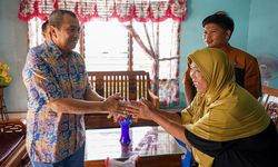 Gubernur Syamsuar Serahkan Bantuan kepada Pensiunan PNS Pemprov Riau