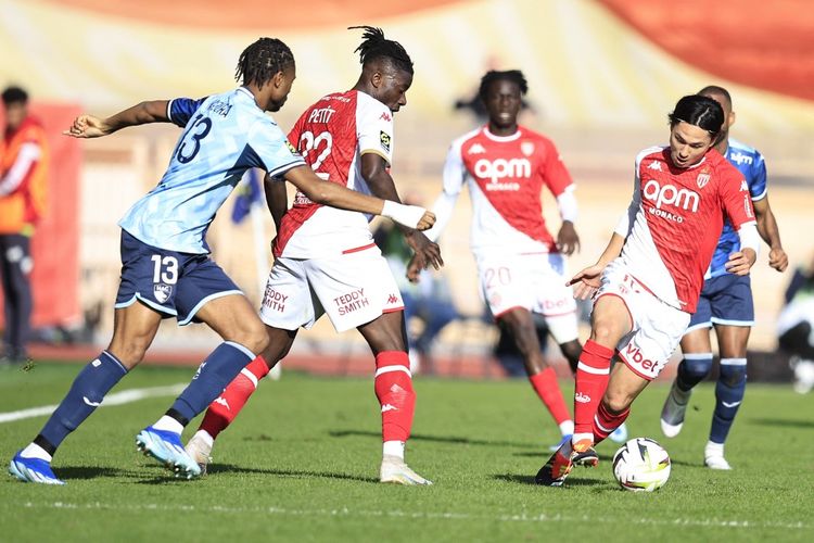 Takumi Minamino langsung beraksi sepulang dari membela Jepang di Piala Asia 2023. Minamino turun dalam laga Liga Perancis 2023-2024 antara AS Monaco vs Le Havre di Stade Louis II, 4 Februari 2024. (Photo by Valery HACHE / AFP)