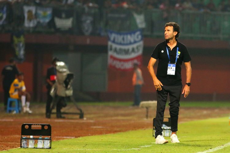 Pelatih Persib Bandung Luis Milla saat pertandingan pekan ke-19 Liga 1 2022-2023 melawan Madura United yang berakhir dengan skor 0-1 di Stadion Gelora Ratu Pamelingan Pamekasan, Jumat (20/1/2023) malam.