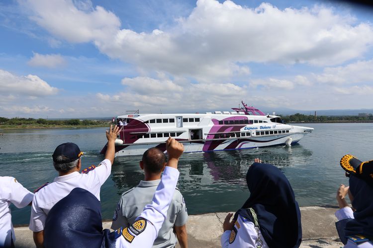 Pelayaran perdana kapal cepat Express Bahari dari Pantai Marina Boom Banyuwangi.