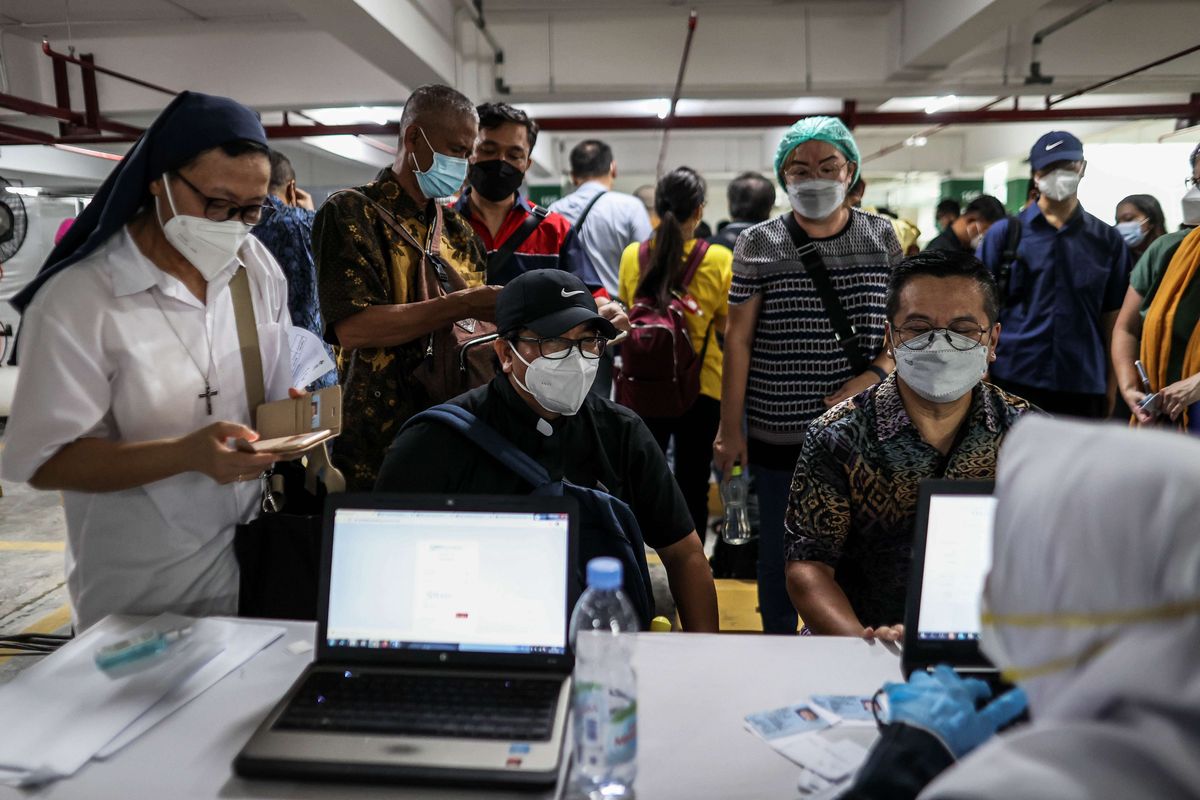 Pemuka agama menjalani vaksinasi Covid-19 Sinovac di kawasan Masjid Istiqlal, Jakarta Pusat, Kamis (25/2/2021). Kegiatan yang terselenggara atas kerja sama Kementerian Agama dan Kementerian Kesehatan ini menargetkan vaksinasi 10 ribu tokoh agama.