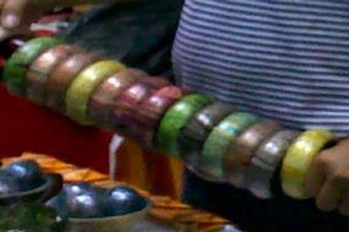 Gelang produksi Wawan yang sudah merambah India.