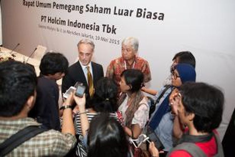 Direktur Keuangan PT Holcim Indonesia Tbk, Kent Carson,  menjawab pertanyaan yang disampaikan oleh rekan media dalam acara Paparan Publik Rapat Umum Pemegang Saham PT Holcim Indonesia Tbk di Hotel Le Meredien, Jakarta, Selasa (19 Mei 2015).

