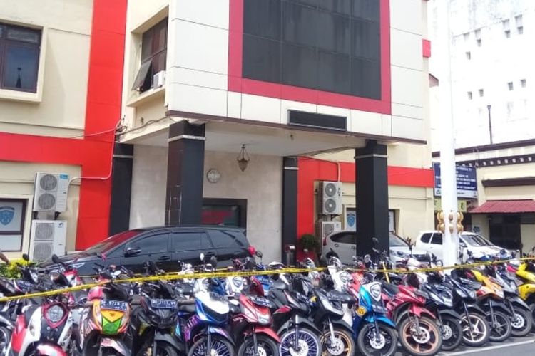 Ratusan motor yang disita usai aksi balapan liar yang disita di halaman Mapolrestabes Makassar, Senin (17/2/2020).