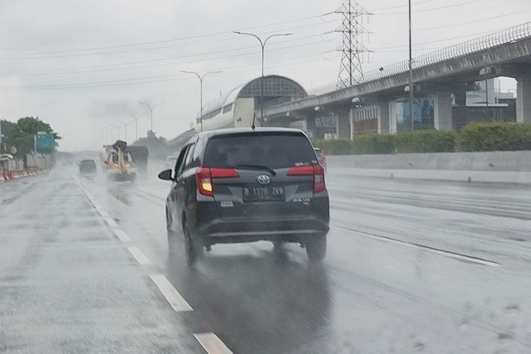 Ilustrasi hujan. Simak prakiraan cuaca hujan lebat dan angin kencang hari ini pada 20-21 Januari 2025 menurut BMKG