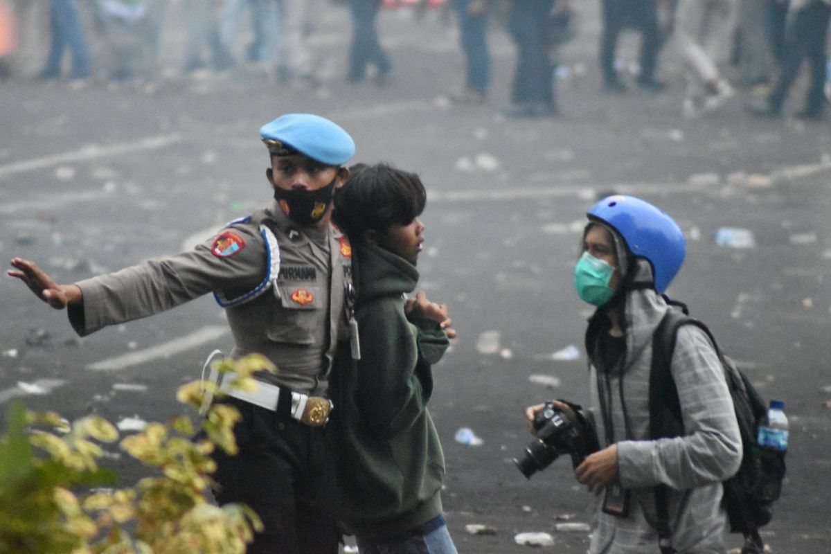 Petugas mengamankan pendemo yang diduga melakukan anarkisme dalam demo Tolak UU Cipta Kerja di Kota Bandung, Kamis (8/10/2020). aksi demo tersebut pecah setelah massa melakukan pelemparan kepada petugas, akan tetapi berhasil di pukul mundur.