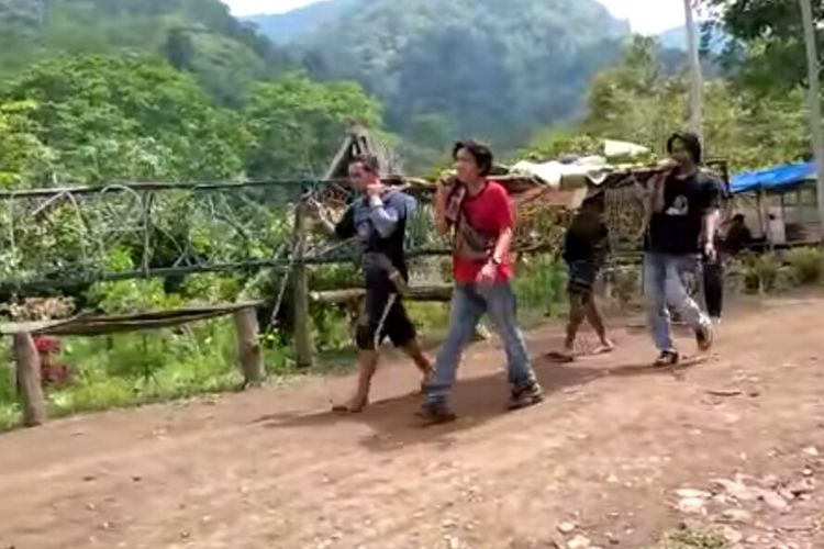 Proses evakuasi pendaki yang jatuh dari tebing air terjun Gunung Betung. (FOTO: capture/istimewa)