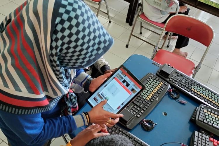 Seorang perempuan tengah mencoba aplikasi I-Chat. 