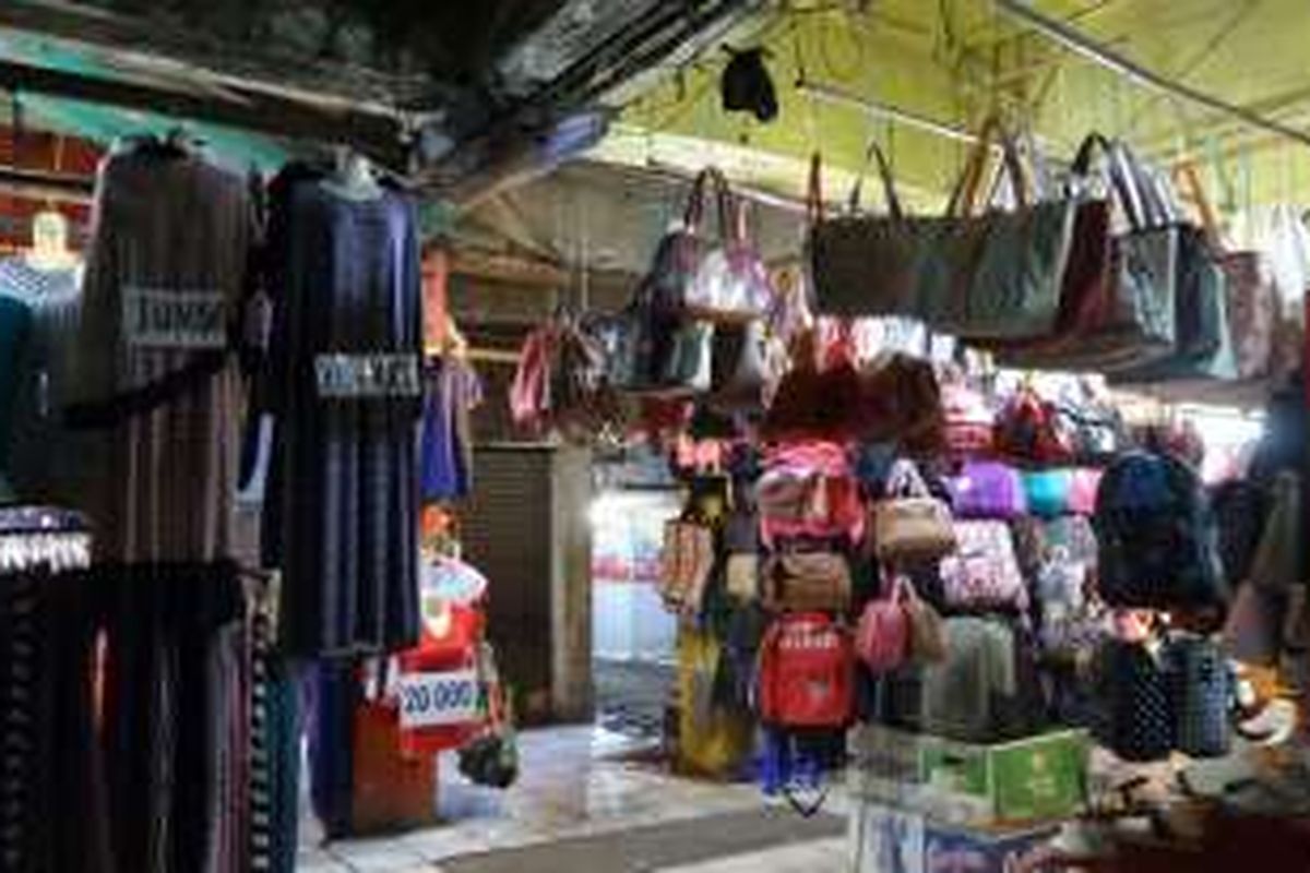 Salah aatu kios yang menjual pakaian di Pasar Rumput, Jalan Sultan Agung. 