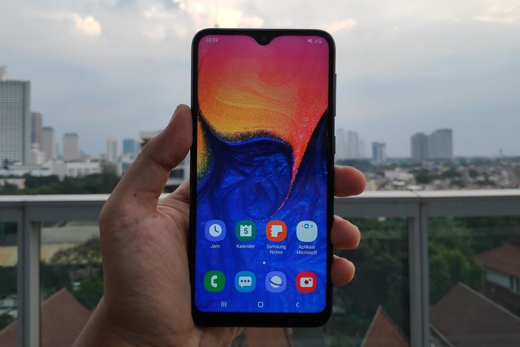 Pada aspek layar, Galaxy A10 memiliki layar TFT-PLS dengan bentang seluas 6,4 inci (resolusi 720 x 1.520 piksel, aspect ratio 19:9). Di bagian atas layar itu terdapat sebuah notch yang membungkus kamera depan beresolusi 5 megapiksel dengan bukaan lensa f/2.0. 
