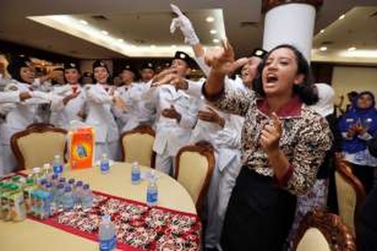 Anggota Paskibraka asal Depok, Gloria Natapradja Hamel (kanan) menyanyikan yel-yel bersama anggota Paskibraka Tim Arjuna yang selesai bertugas mengibarkan bendera, di Wisma Negara, Kompleks Istana Kepresidenan, Jakarta Pusat, Rabu (17/8/2016). Walaupun tidak turut bertugas mengibarkan bendera karena tersandung masalah status kewarganegaraan ia diperbolehkan menyaksikan dan menunggu rekan-rekannya selesai bertugas.   