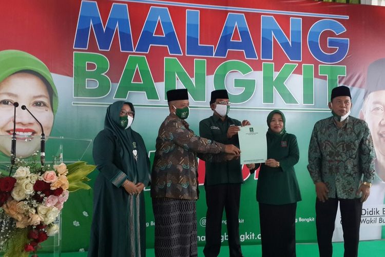 Bakal pasangan calon Lathifah Shohib-Didik Budi Muljono saat menerima surat rekomendasi dari DPP PKB untuk Pilkada Kabupaten Malang di Kantor DPC PKB Kabupaten Malang, Sabtu (15/8/2020).