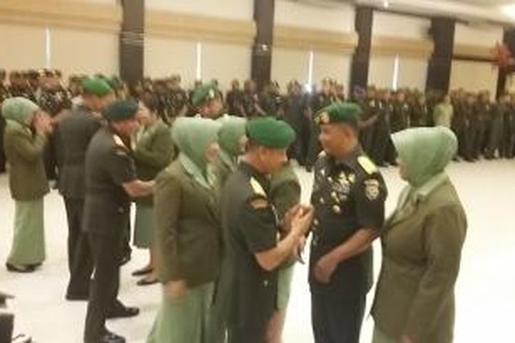 KASAD Jendral Mulyono bersalaman dengan Pangdam Udayana dan Pangdam Jaya usai pelantikan