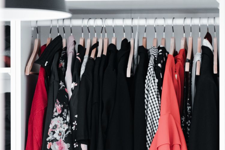 Baju di Lemari Bau Apek? Cek 5 Hal Ini Sebelum Beli Pengharum