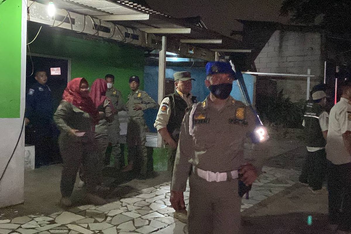 Satuan Polisi Pamong Praja (Satpol PP) Kota Bekasi menggelar razia di sejumlah panti pijat dan tempat hibuan di Jatiasih dan Jatisampurna Kota Bekasi, Rabu (12/7/2023) tengah malam.