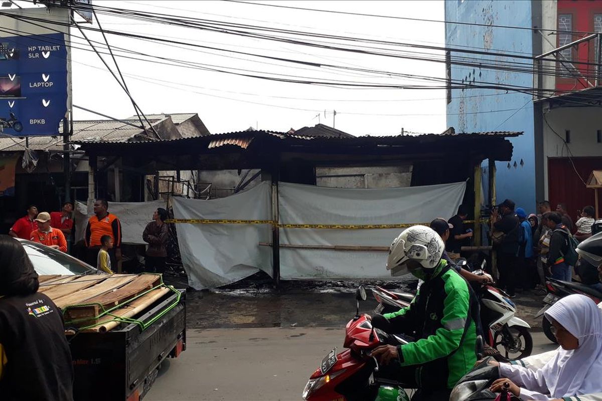 Kebakaran Toko Agen Plastik dan Makanan di Jalan Raya Cipayung, Cipayung, Jakarta Timur, Jumat (9/8/2019).